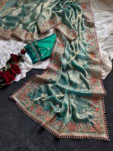 Bordure florale de créateur avec broderie détaillée et petits pompons suspendus, ainsi que des motifs Butti sur toute la surface du sari et de la blouse. - Product Image 5
