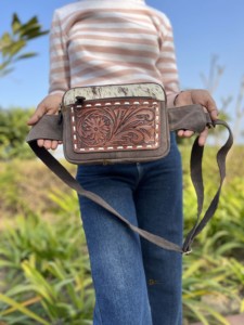 Bolso de hombro de piel de vaca de cuero mecanizado a mano Bolso elegante unisex Hecho a mano Venta caliente Nuevo diseño Usos múltiples - Product Image 2