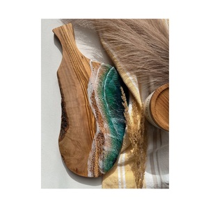 Planche à découper en résine et bois naturel conçue pour ajouter un charme visuel et une utilité à long terme à votre cuisine et à votre salle à manger - Product Image 5