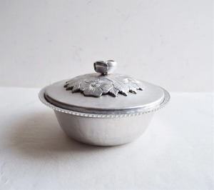 Cacerola de Acero Inoxidable con Relieve Floral y Acabado Plateado con Tapa Decorativa, Perfecta para Servir Comida Caliente y para Uso en la Mesa de Comedor - Product Image 5