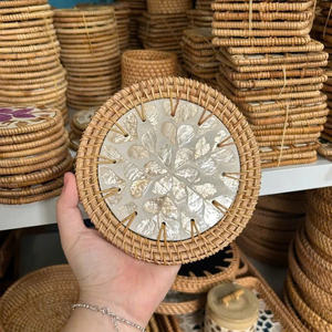 Sous-plat rond en rotin fait à la main avec motif floral en nacre brute, mosaïque, vente en gros directe d'usine, logo personnalisé, Vietnam - Product Image 3