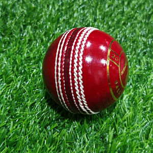 ลูกบอลคริกเก็ตหนัง4ชิ้นเย็บด้วยมือสีแดงสำหรับมืออาชีพ - Product Image 1