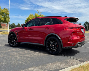 รถ Jaguar F-Pace SVR ปี 2020 สภาพดีเยี่ยม เครื่องยนต์ V8 ซูเปอร์ชาร์จ 550 แรงม้า ระบบขับเคลื่อนสี่ล้อ (AWD) - พร้อมส่งมอบ - Product Image 3