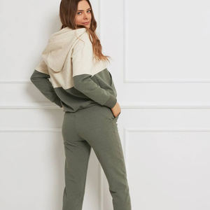 Vente en gros Ensemble de survêtements athlétiques modernes pour femmes, élégants et fonctionnels pour une vie active Survêtements pour femmes - Product Image 4