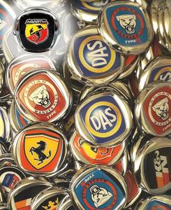 ตราสัญลักษณ์รถยนต์พลาสติก ABS ชุบโครเมียมแบบกำหนดเองจากโรงงาน โลโก้สติ๊กเกอร์รถยนต์แบบมันเงา พร้อมกาวในตัว - Product Image 4