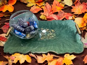 Plateau de service de nourriture en résine avec poignée en métal Forme ronde Conception de la meilleure qualité à faible coût pour la vente Plateau en résine époxy pour la maison - Product Image 4