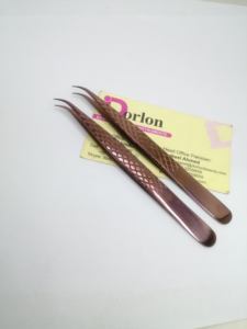 Pinzas de pestañas sostenibles de oro rosa, pinzas de extensión injertadas con logotipo personalizado de agarre de diamante de acero inoxidable, pinzas de pestañas de 45 grados - Product Image 2