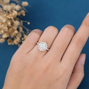 El exportador indio ofrece un anillo de diamante con inicial de nombre personalizado para el cumpleaños de la mujer, el Día de San Valentín, certificado IGCI, disponible a granel - Product Image 1