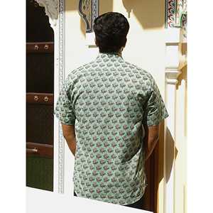 Camisa Casual de Manga Corta para Hombre con Estampado Floral Turquesa, 100% Algodón Popelina, Corte Entallado, Estilo Esmoquin - Product Image 3