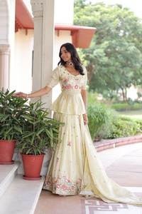 Lehenga avec Blouse en or brodé avec des fils multicolores, des paillettes et des sequins, et Dupatta en or brodé avec des fils et des sequins - Product Image 5