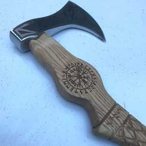 Hache de survie multi-usage en acier à haute teneur en carbone, double lame, fabriquée à la main, manche en bois naturel, cuir - Product Image 5