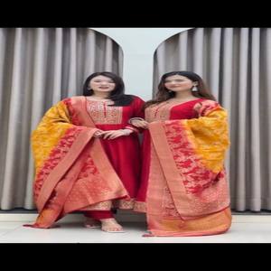 Conjunto de Kurti Anarkali Rojo Especial para Festivales, Kurti Anarkali de Seda Chanderi Pura con Dupatta de Seda Banarasi Dorada con Bordado Zari de 3 Metros - Product Image 3