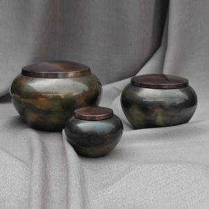 Urne de crémation pour animaux de compagnie en métal imprimé de patte noire moderne Urne Odyssey Urnes de stockage des cendres pour funérailles - Product Image 5