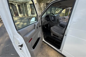 Conduite abordable - Véhicule d'occasion avec conduite à gauche |   Conduite à droite |   2001 G M C SAFARIISS SL - Product Image 4