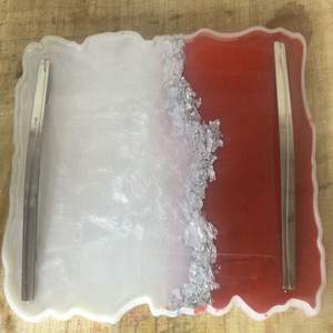 Plateau de service moderne en résine design coloré fait à la main idéal pour les fêtes de famille ou la présentation élégante de table à manger - Product Image 5