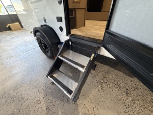 Venta al por mayor de caravanas Grand Design RVs Serenova 150HL de 19 pies para 2 personas con cama abatible tamaño queen, modelos 2025 y 2026, disponibles para envío inmediato. - Product Image 4