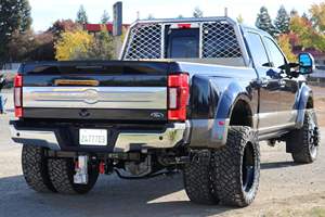 Ford F-450 Super Duty King Ranch 4x4 Turbodiesel V8, Double Cabine, 4 roues motrices, très bien équipé, modèle 2023 - Product Image 4