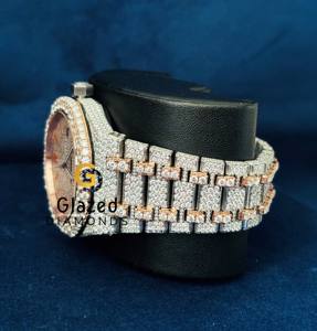 Magnifique montre hip-hop pour homme en moissanite, sertie de diamants ronds taille brillant et d'une barre orange. - Product Image 5