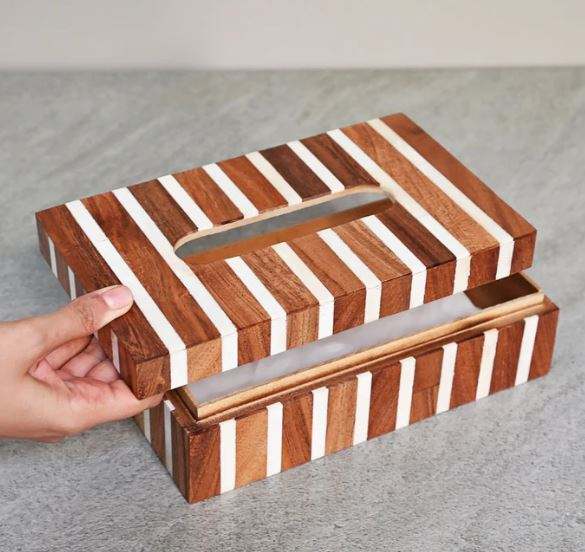 Bois d'acacia naturel avec lignes de résine blanche