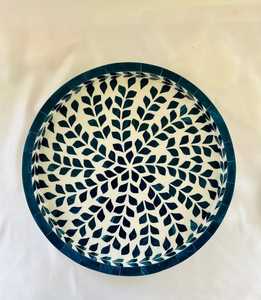 Bandeja de servicio de madera con incrustaciones de hueso con patrón de hojas Bandeja de café decorativa de laca hecha a mano con asas para bodas y Diwali - Product Image 1