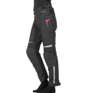Pantalones de motociclismo fabricados con material textil para brindar resistencia a la abrasión y armadura de nivel 1 CE. - Product Image 1