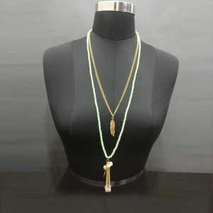 Collar con colgante fino Urthn 1109402B Cadena doble chapada en oro con cuentas verdes - Product Image 1