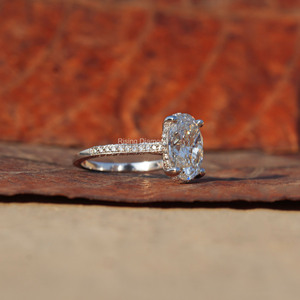 Bague de fiançailles Halo caché en diamant de laboratoire taillé ovale de 4.5 ct, cadeau d'anniversaire en or blanc pour ses bagues en diamant personnalisables - Product Image 2