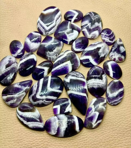 Gemas minerales pulidas con cabujón de amatista natural de alta calidad al por mayor de diferentes formas y tamaños para la fabricación de joyas - Product Image 2