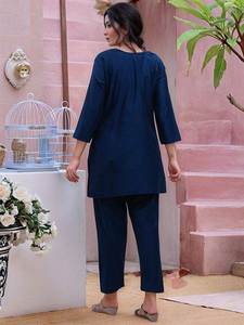 Conjunto de Kurti y Pantalón de Estilo Indo-Occidental para Uso Diario, Tela de Rayón Puro, Corto, Moderno y Elegante para Mujeres o Niñas - Product Image 3