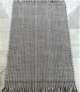 Alfombra Dhurry de poliéster 100% tejida plana moderna hecha a mano patrón de logotipo de bienvenida multicolor para uso doméstico y hotelero directamente India - Product Image 1