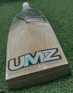 Batte de cricket en saule anglais MB Malik UMZ AB 57 Abdullah Shafiq Edition avec housse de protection, couverture anti-bulles, grip supplémentaire et feuille anti-rayures - Product Image 1