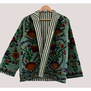 Veste en velours floral pour femme, élégante et moderne, brodée à la main par des artisans utilisant des techniques traditionnelles, tissée et respirante - Product Image 3