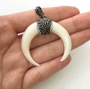 Pendentif plat en forme de cornes de tusk blanches, style vintage, avec breloques en pierres précieuses électro-plaquées, taille personnalisable, en provenance d'Inde - Product Image 1