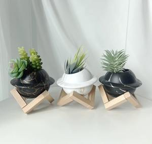 Les vases à fleurs en céramique les plus demandés offrent un mélange parfait de tradition et de design contemporain, magnifiquement conçus par BRUSHSTROKE. - Product Image 1