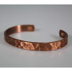 Bracelet en métal élégant qui ajoute un charme moderne aux tenues décontractées et formelles avec un design épuré et un look poli - Product Image 4