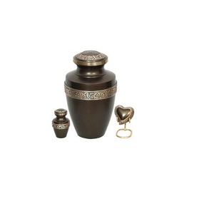 Urnes funéraires en laiton, artisanales et artistiques, au design haut de gamme et aux détails de style antique, pour une souvenir précieux. - Product Image 2