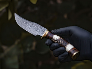 Couteau de chasse à lame fixe en acier Damas fait main OEM, manche en corne de cerf, lame à pointe clip, haute durabilité, garantie 3 ans, étui en cuir - Product Image 3