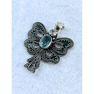 Pendentif papillon artisanal en argent 925 avec pierre précieuse topaze, parfait pour un cadeau, à porter au quotidien et pour toutes les occasions - Product Image 1