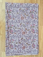 Tela de Algodón Premium para Vestidos con Estampado Artesanal, en Color Marfil Suave, Decorada con Delicadas Flores Rosadas