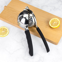 Robuuste ergonomische citroenenpers met siliconen handvat, voedselveilig 304 roestvrij staal, vaatwasmachinebestendig, handmatige citruspers voor de bar