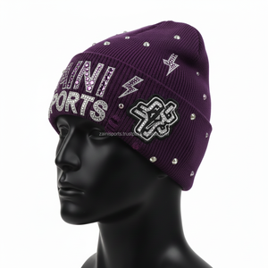 Gorro de punto premium de 300 GSM para mujer, tejido suave, color morado, con logotipo personalizado de diamantes de imitación, diseño brillante, jacquard. - Product Image 4