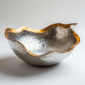 Vajilla redonda Empire Echo, cuenco artesanal de latón martillado, vajilla hecha a mano para un comedor elegante y un encanto atemporal de mesa - Product Image 2