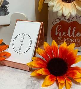 Soporte de tarjeta de Metal de Color gris de tendencia Soporte de decoración de mesa elegante para bodas y eventos Perfecto para proveedores de tarjeteros - Product Image 6