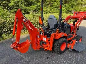 Tractor sobre orugas Kubota G261 4WD Tractor pequeño de servicio pesado con retroexcavadora con cargador frontal - Product Image 2