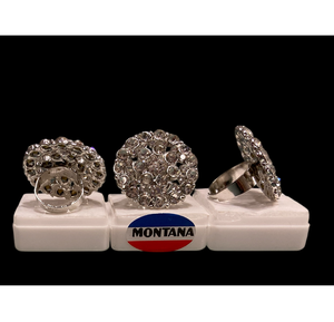 Bague personnalisée en plaqué or et argent avec motif floral et incrustation de diamants américains Bijoux uniques et élégants - Product Image 3