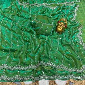 Sari de Fiesta VASTRA COTTAGE de Seda Espacial con Cuentas Doradas Originales, Brillo de Terciopelo, Lentejuelas, Trabajo a Mano con Pieza de Blusa - Product Image 5