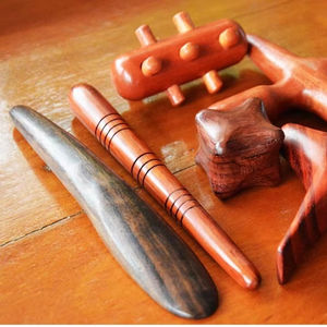 Kansa Wand-Masajeador de Yoga de madera tradicional inspirado en Ayurveda para el equilibrio de la piel del cuerpo y el cuidado de la piel - Product Image 1