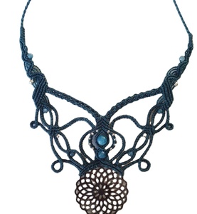 Collier micro macramé, vert émeraude, avec tampon en forme de rosette et perles en pierre naturelle tour de cou Labradorite, Moonsto - Product Image 1