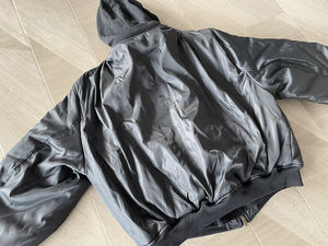 Custom OEM Hombres al por mayor Streetwear Oversized Unisex Satin Industries Winter Hood Sporty Racing Zipper Bomber Varsity Jacket - Product Image 2