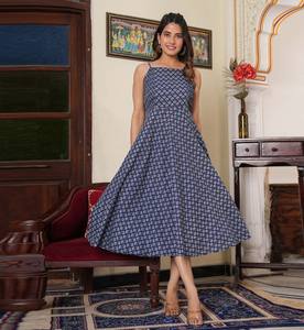 Vestido anarkali de algodón con estampado floral azul para mujer, con diseño sin mangas y cuello cuadrado, con bordado estilo smoking, elegante. - Product Image 4